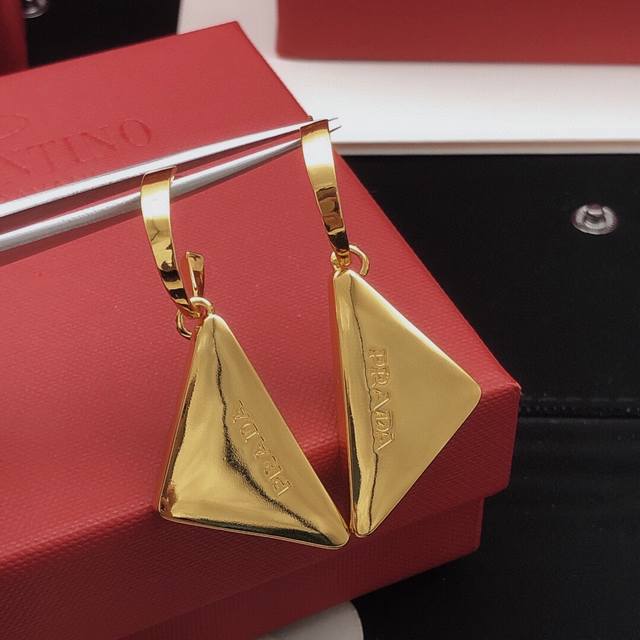 No. ped0034 Prada's latest triangular ear hook consistent Zp brass material