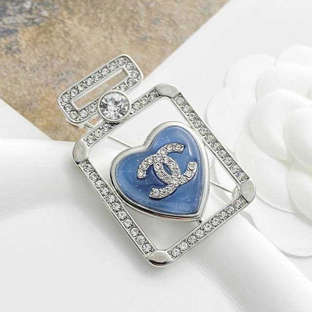 Code A762 Chanel brooch hot seller, new arrival Chan 25p Blue Heart Perfume Bot