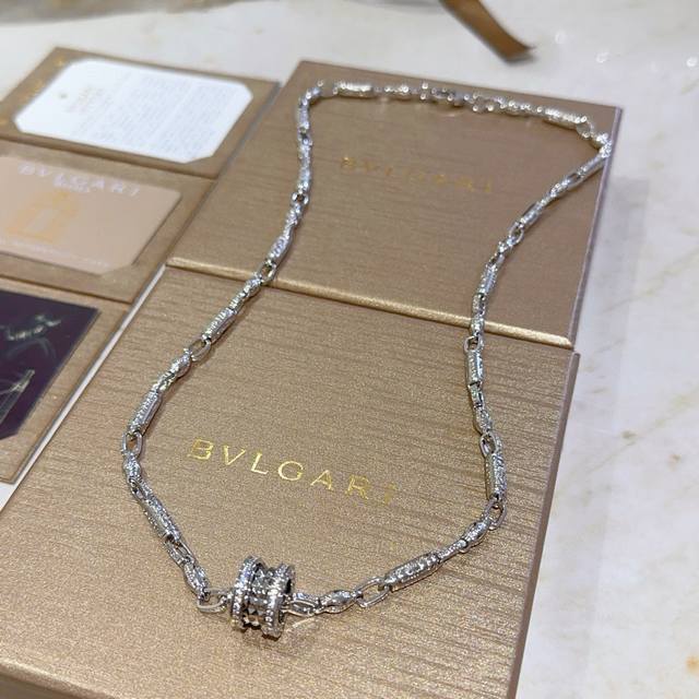 Bulgari necklace made of V gold. The Bulgari Divas' Dream collection is impecca