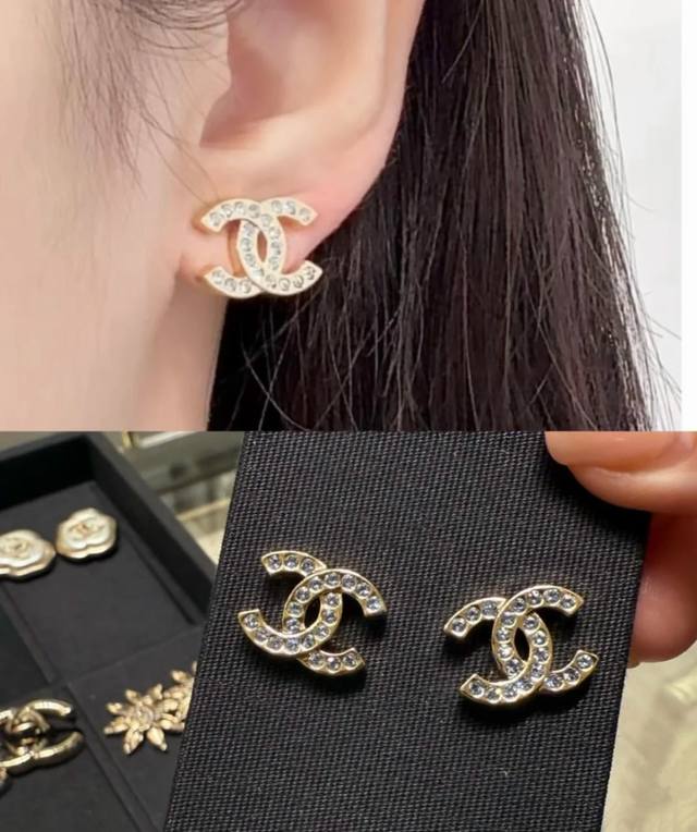 Chanel 25B Double C Stud EarringsThis season's must-buy 25B new style stud earri