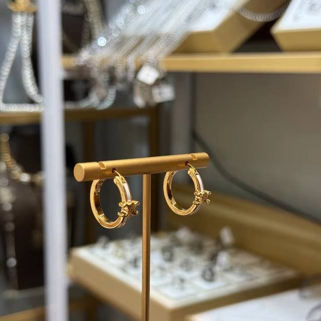 New Celine hoop earrings are casual and natural in European and American style,