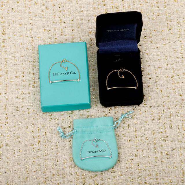 250452 We offer a T-smile diamond bracelet, customizable with real gold and diam