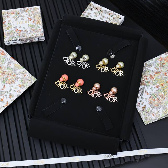 Dior letter pearl earringsWith its own luster, it is another beautiful day! This