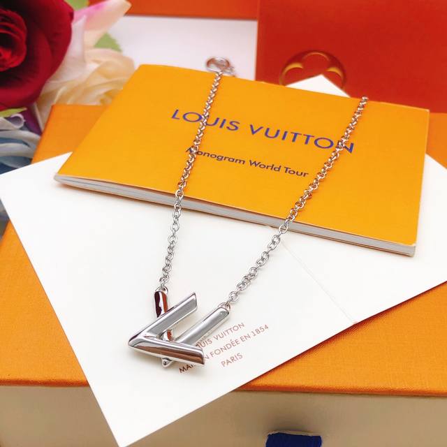No. Lxl0130 Lv* Latest silver glossy necklace consistent Zp brass material