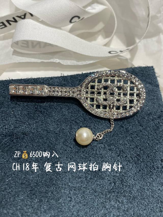 #No. Xxz0005 Ch*Nel guitar brooch and tennis racket. This must-have hairband is
