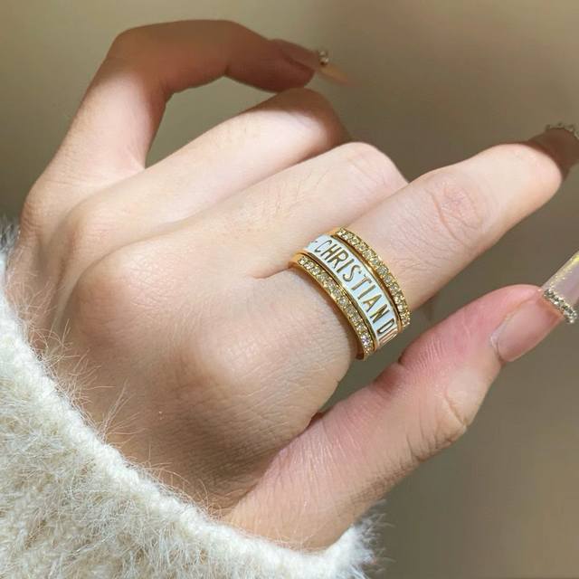 Dior's three-piece diamond ring set features a stylish pink diamond ring! This n