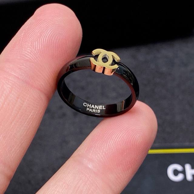 A Chanel Double C in black stainless steel color-preserving ring! A summer must