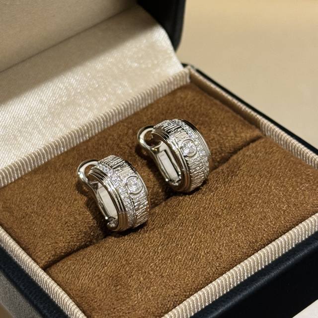 A6732 Piaget's latest wood-grain brushed single-row diamond earrings are high-en