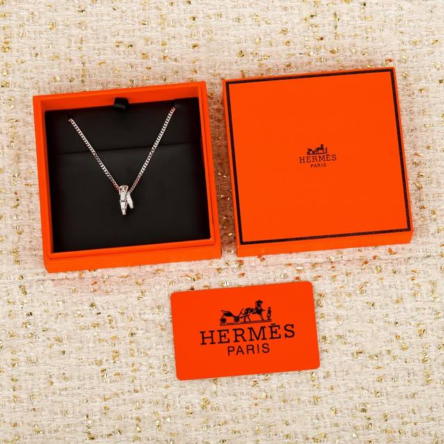 250185 We offer the Etriviere necklace, customizable with 18K gold and diamonds.