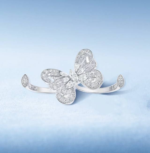 Stunning De Beers new luxurious and elegant ring, inlaid with Au750 18K gold and