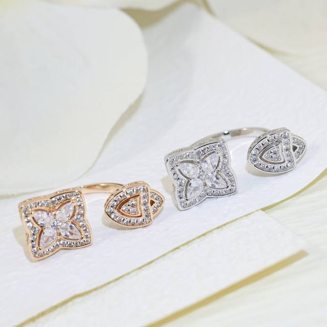 Stunning De Beers new luxurious diamond ring featuring Au750 18K gold inlay and