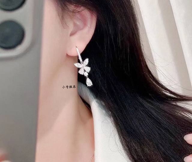 This price-adjustable Raff small butterfly teardrop earrings feature exquisite c