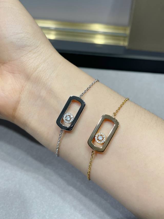 V gold-plated Messika large gold bracelet, the most classic Move series, has a v