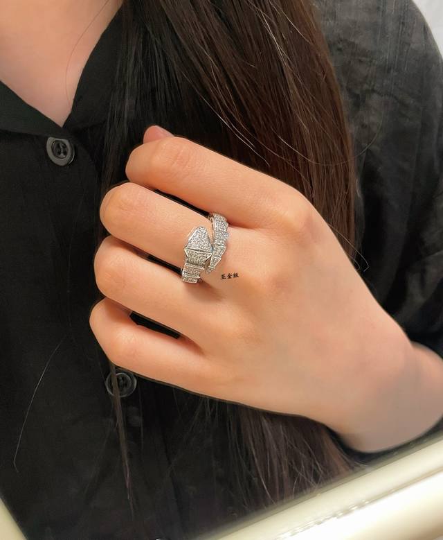 This price-adjusted sub-gold design is available in size 678. This Bvlgari wide,