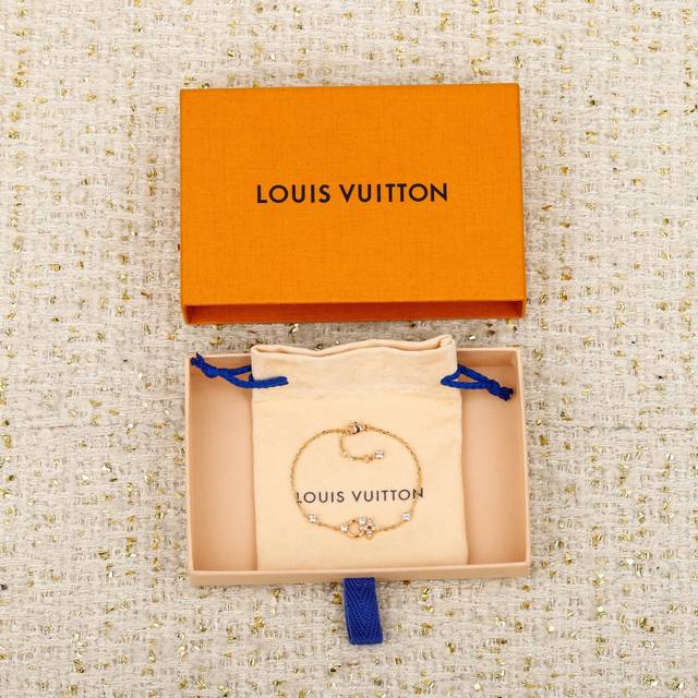 We offer the Idylle Blossom bracelet. For large quantities, please consult us. T