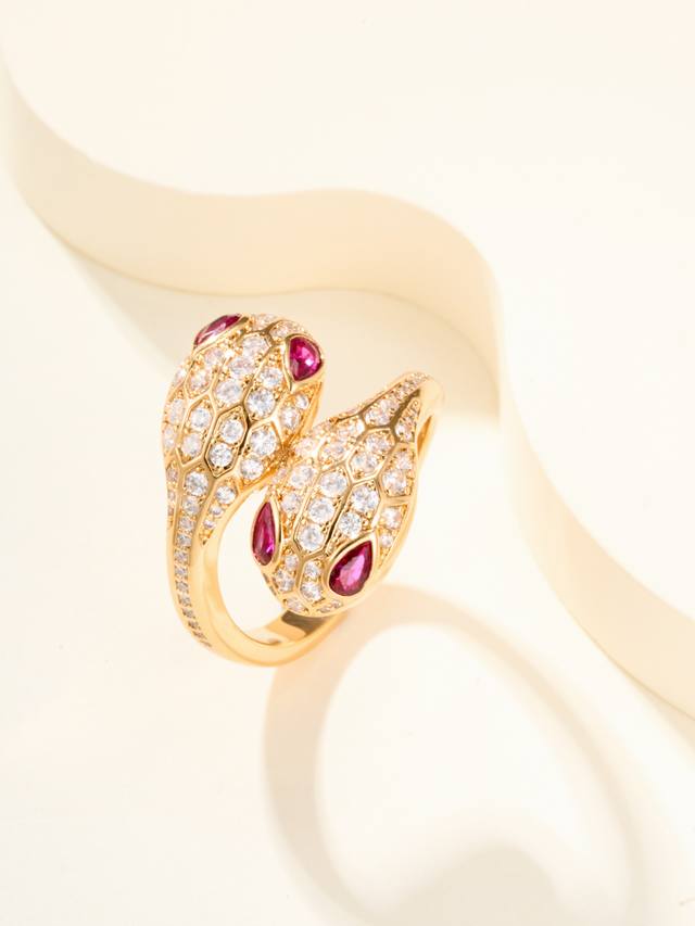 Ser batch Enti Seduttori is inspired by the gaze of a serpent. The two-headed sn