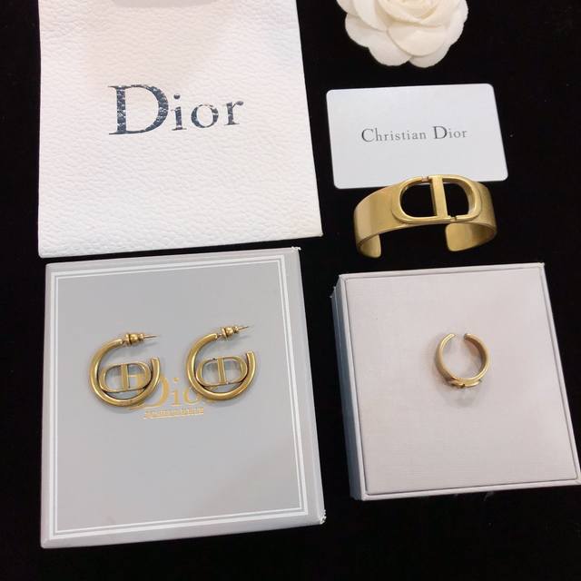 Bracelets, rings, earrings Dior Dior CD earrings, bracelets, and rings are incr