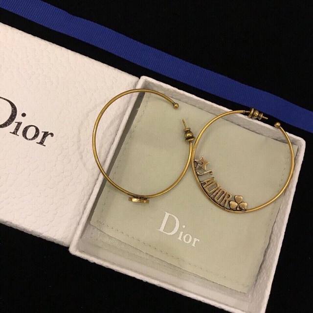 Dior CD earrings, it can make you beautiful in one minuteClean and neat and show