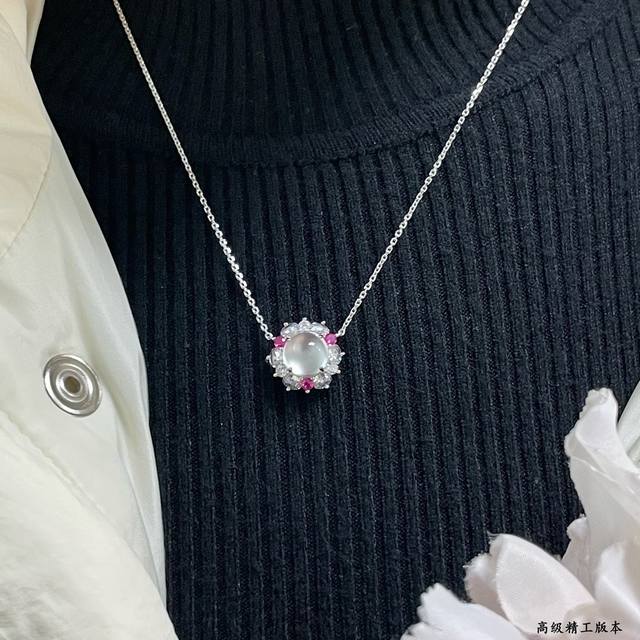 Colored treasure: Imported custom-made exclusive three-red diamond jade necklac