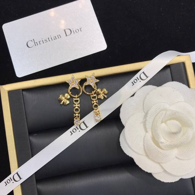Dior Star CD earrings, a the counter this year, incredibly beautiful and romanti
