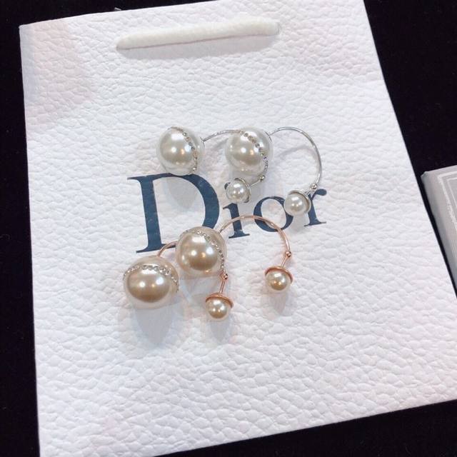 Dior CD earrings, new arrivals at the counter this year, incredibly beautiful an