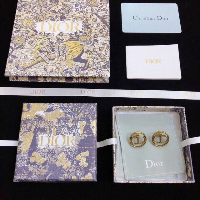 Dior Dior letter CD earrings are now available at the counter. They are beautifu