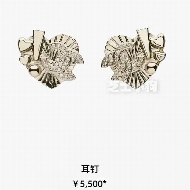 Chanel25B light gold heart badge line earrings The line heart is decorated with