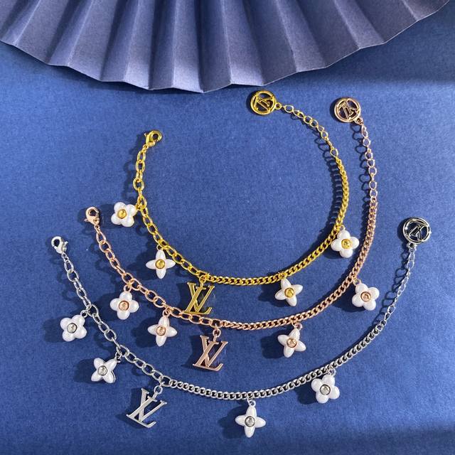 lu92 Lv Louis Vuitton fashion temperament old flower mother-of-pearl four small