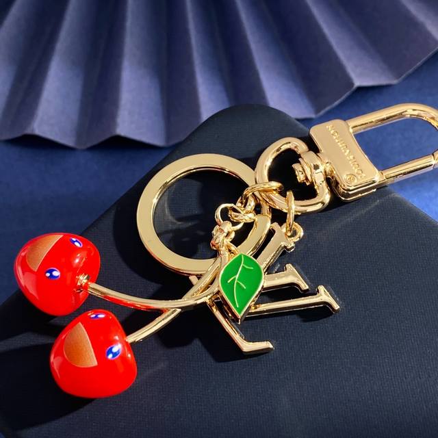 lu92 Lv Louis Vuitton new European and American style high-end fashion pendant g