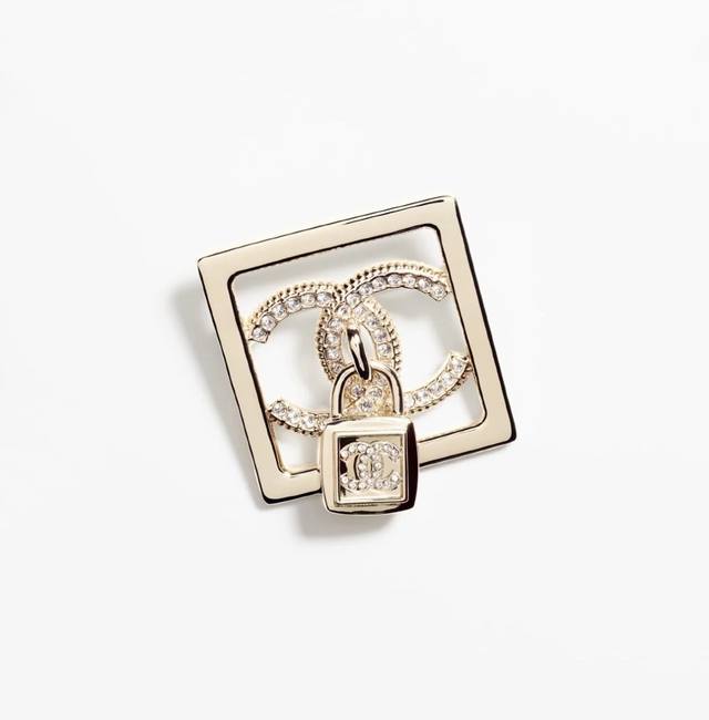 Chanel Xiaoxiang's new double C brooch, high-end quality, the same material as t