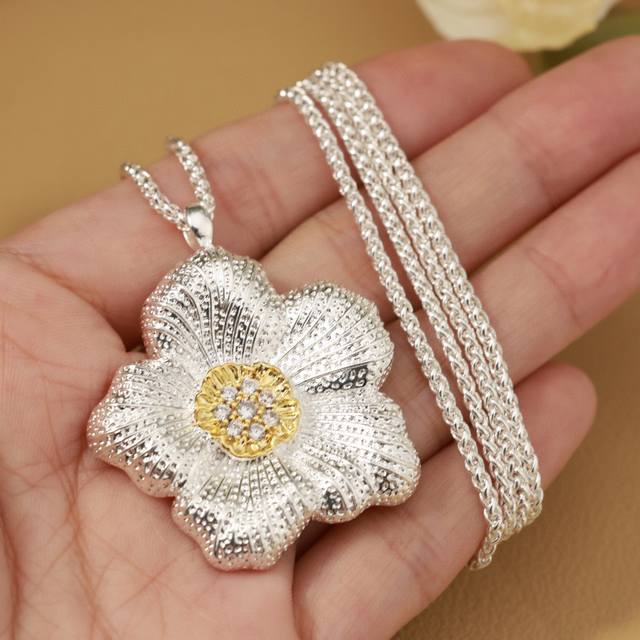 Large Gardenia Necklace Buccellati Italian high-end jewelry brand Retro palace