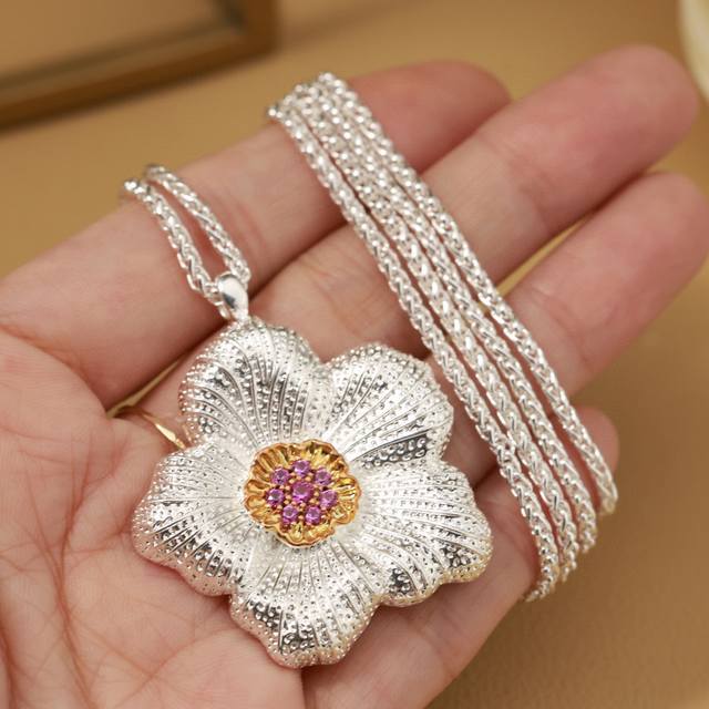 Large Gardenia Necklace Buccellati Italian high-end jewelry brand Retro palace