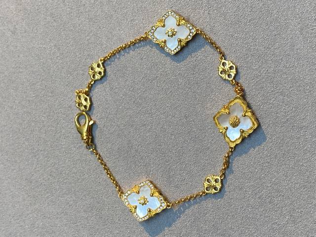 V Gold Material Seiko Buccellati White Mother-of-Pearl Diamond Three-Flower Brac