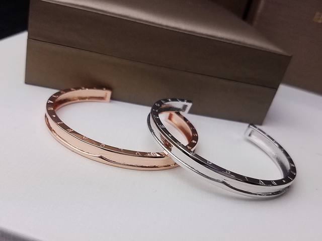 Bulgari C-shaped open bracelet, high-end sub-gold material, simple glossy design