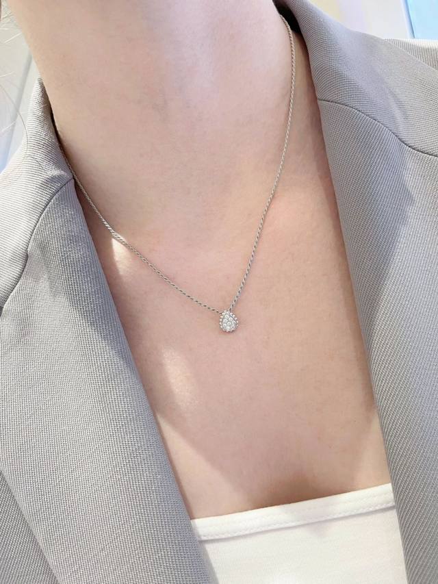 We offer a teardrop necklace, customizable in 18K gold with real gold and diamon