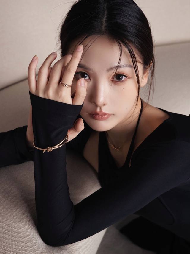 We offer Knot necklaces without diamonds. Custom-made with real gold and diamond