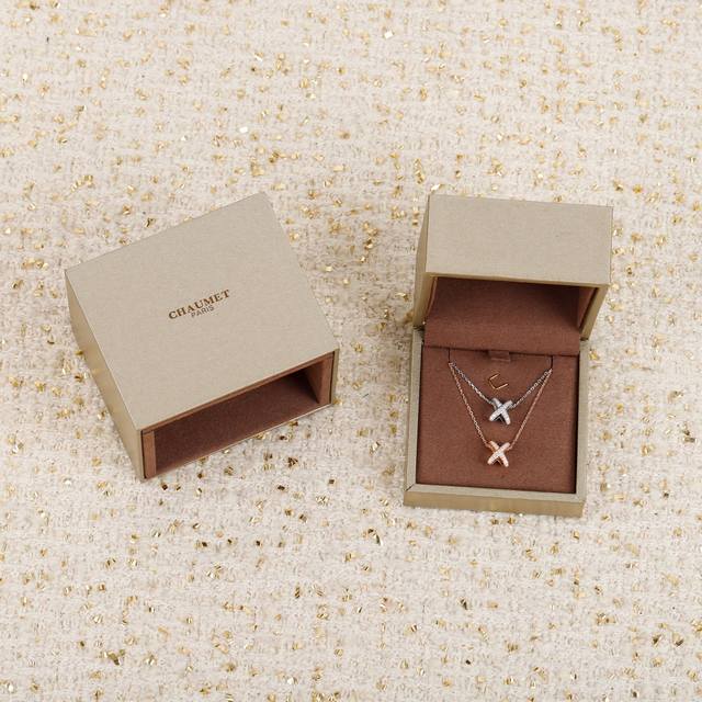 Our cross necklace, Zp28600+, looks for our Jeux De Liens bracelet. This is a h