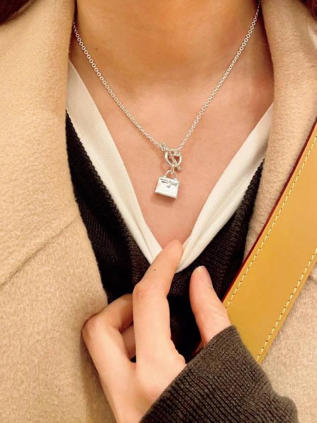 Our Kelly bag necklaces can be customized with real gold and diamonds. Please co