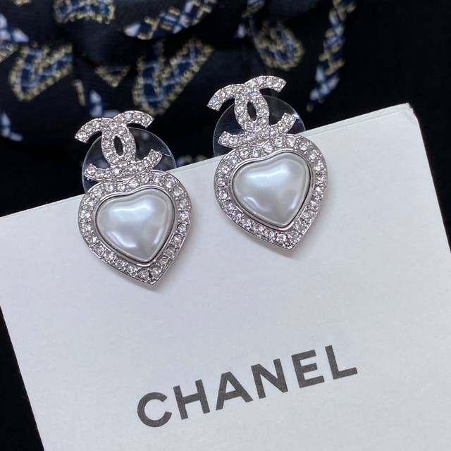 High quality details as shown in the picture 23B silver double C heart pearl ea