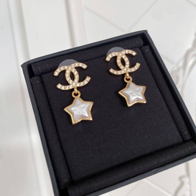 High-quality details as shown in the picture. Double C hanging star earrings 24