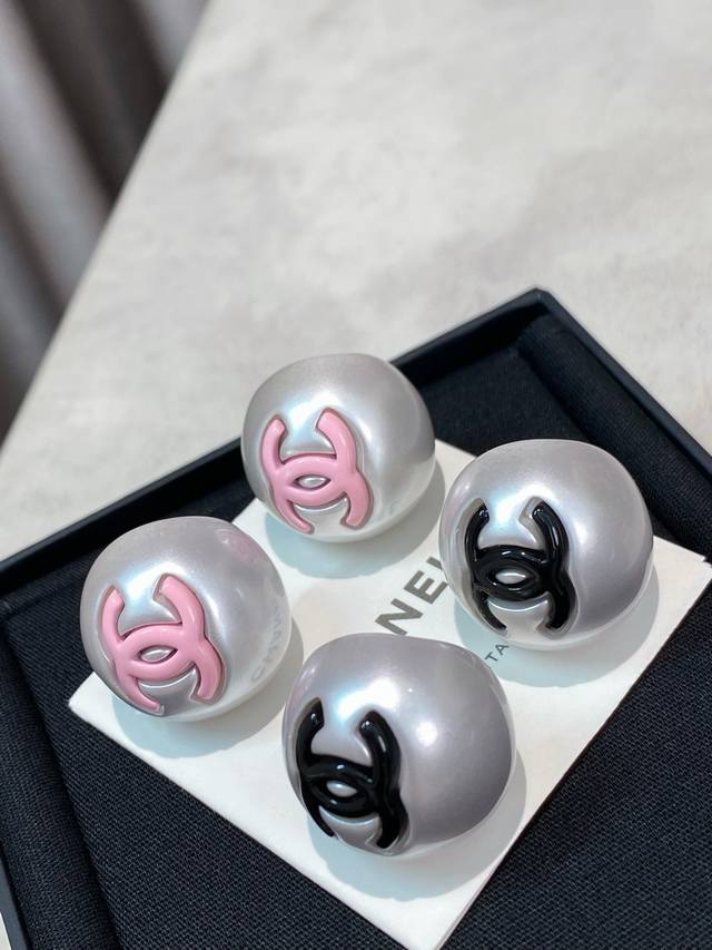 High-quality details as shown in the picture. Beautiful black and pink double C