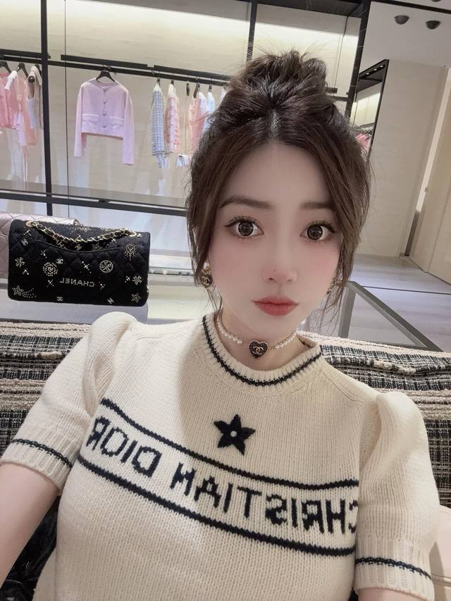 High-quality details as shown in the picture. The necklace is a denim heart pear