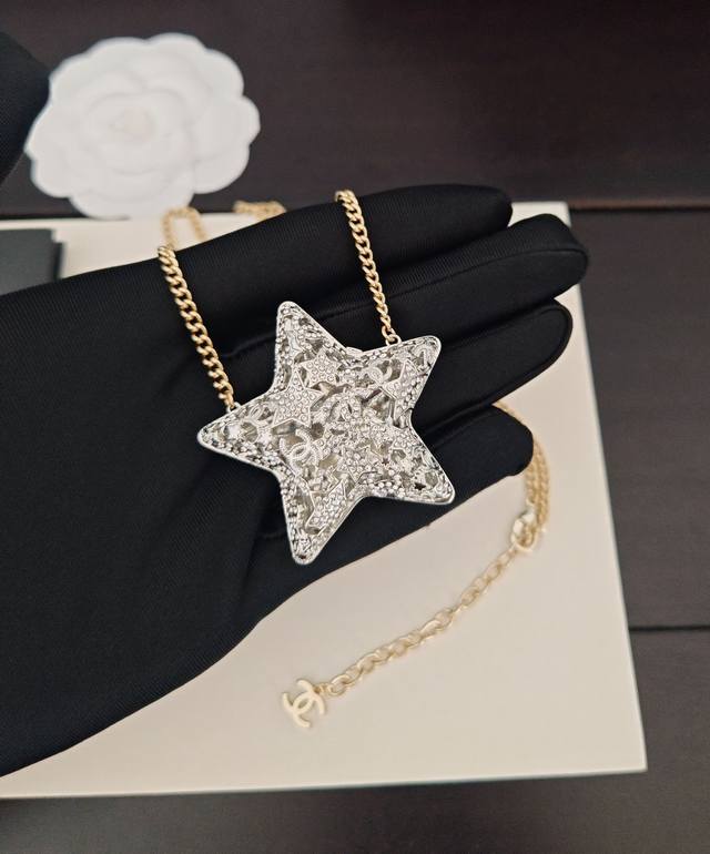 Chanel latest heavy-duty two-color hollow five-pointed star necklace consistent