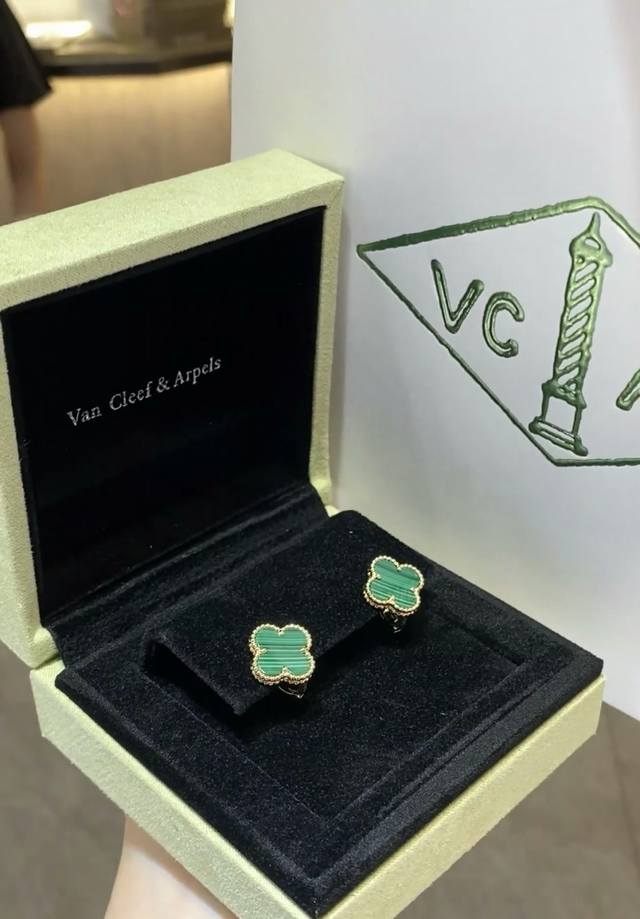 V gold material Vca malachite four-leaf clover earrings