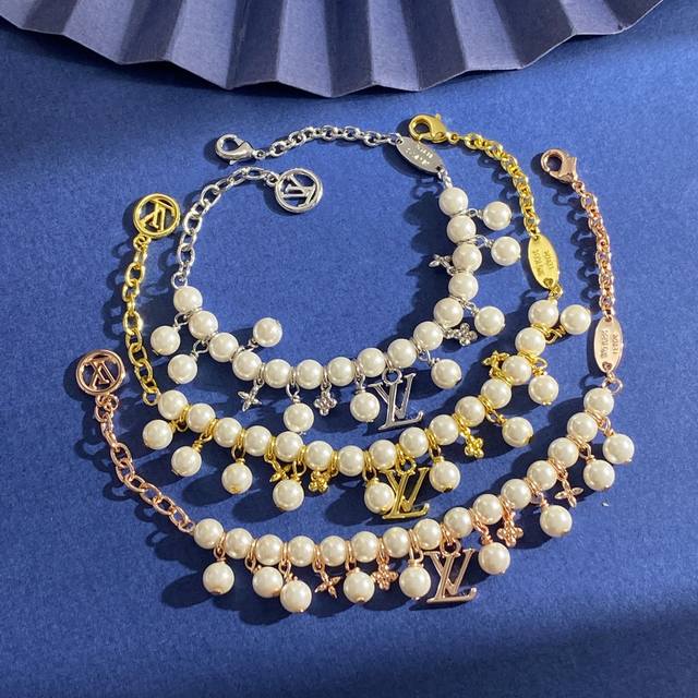 lu92 Lv Louis Vuitton new fashion temperament high-end pearl smart pendant smoot