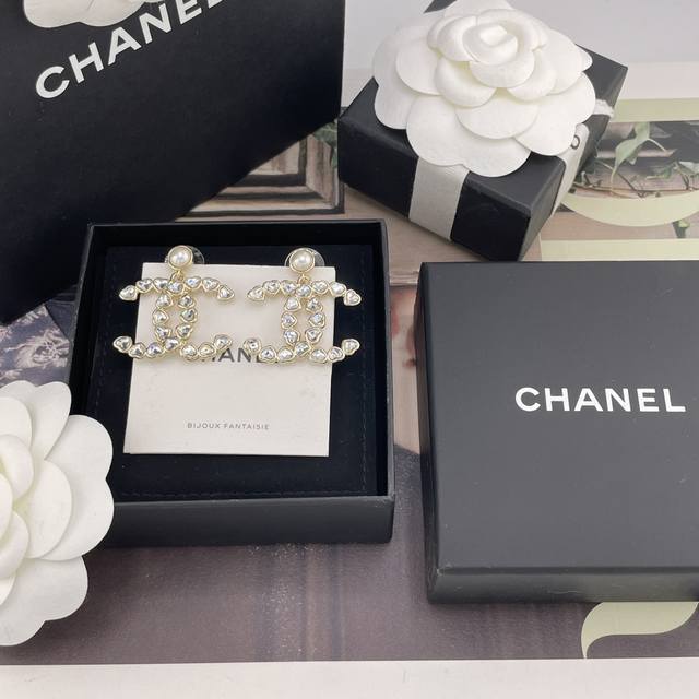 We offer the Z7100 scented beaded large C heart-shaped diamond stud earrings! I