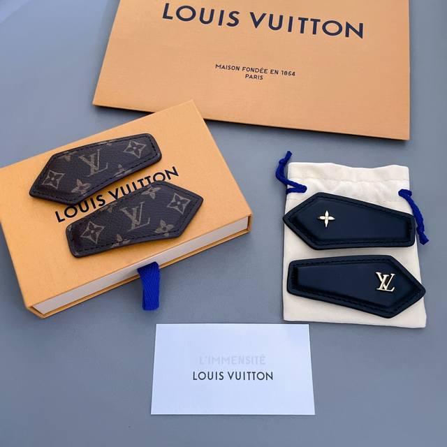 We offer the L donkey leather hairpin set Z 4950, available in black and monogr