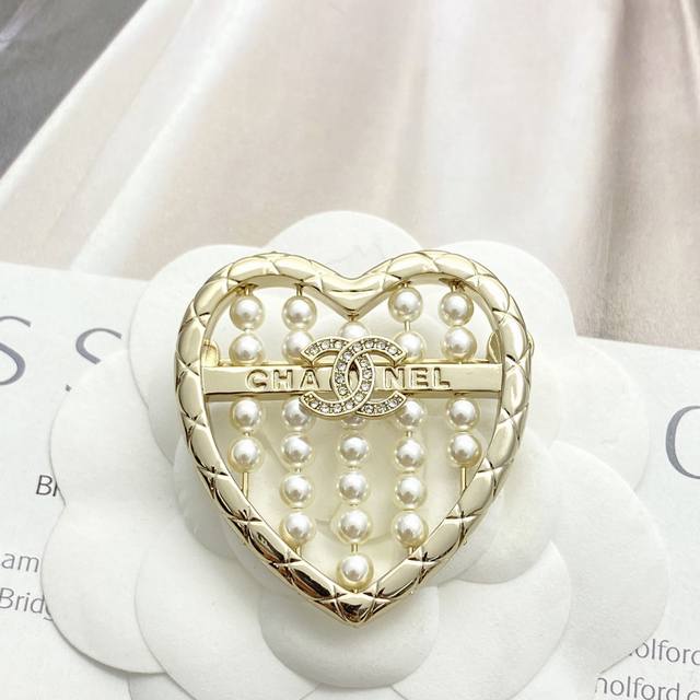 Chanel brooches are a hot seller! New arrival! Chan 25 light gold, diamond-stud