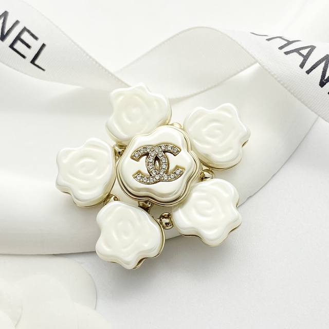 Chanel brooches are hot-selling and have just arrived! Chan 25 Cloud Mother-of-