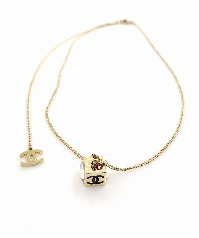 Chanel latest light gold small square necklace consistent with the Z batch brass